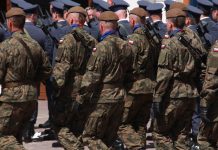 Manipulacja: 200 tysięcy Polaków pójdzie w kamasze