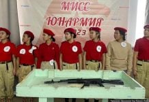 «Дядя Вова, мы с тобой». Как война изменила российские школы