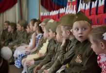 Rosyjska propaganda wykorzystuje dzieci, w tym uprowadzone z Ukrainy