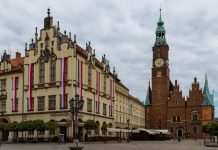 Кремлевские СМИ жалуются на русофобию в Польше, ссылаясь на газету Mysl Polska. Ее авторы — фашисты и поклонники Дугина