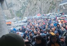 Фейк кремлевских СМИ: из-за протестов в Грузии ее жители выстроились в большую очередь на российской границе