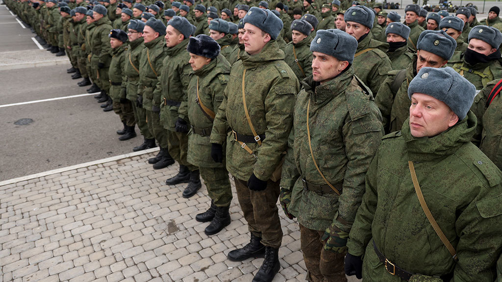 Toplanma noktasından Ukrayna'daki savaş bölgesine doğru yola çıkan mobilize Ruslar. Rusya, Kazan, 23 Ekim 2022