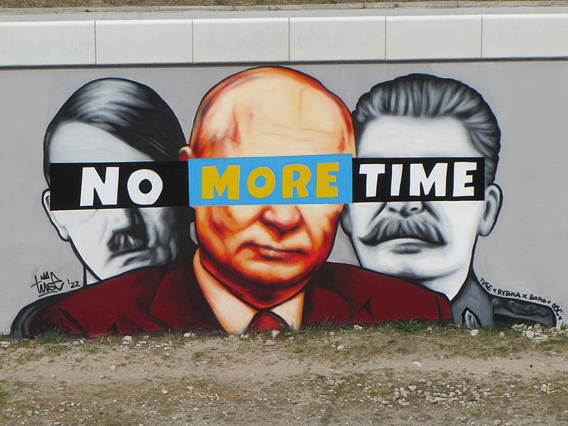 Sanatçı Tuse'nin Gdansk, Polonya'da bir duvarda Hitler, Putin ve Stalin'i resmettiği duvar resmi, 22 Mart 2022