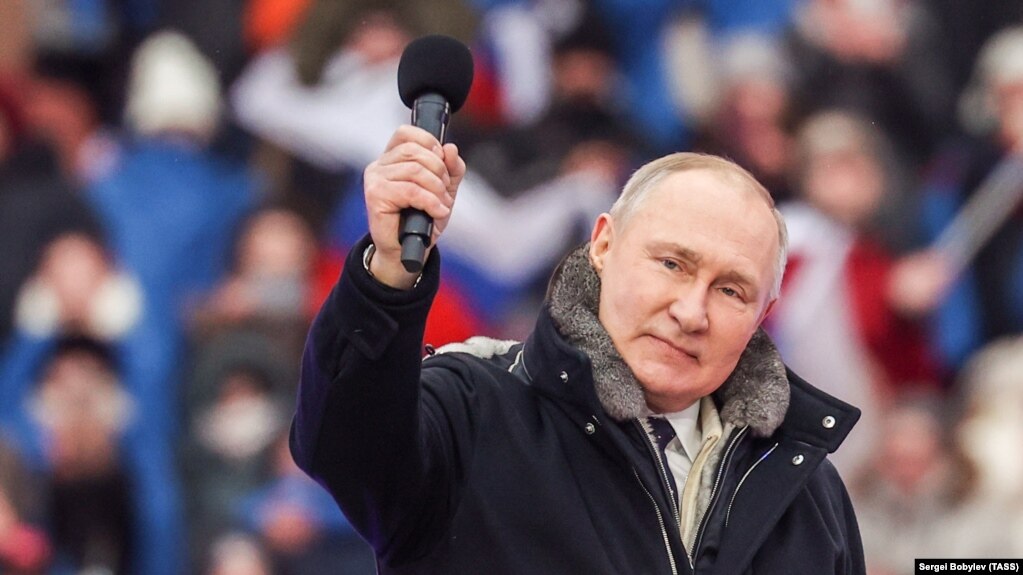 Rusya Devlet Başkanı Vladimir Putin, Rusya'nın Ukrayna'ya karşı yürüttüğü savaşa adanan "Anavatan Savunucularına Şan Olsun" adlı toplantı-konserde konuşuyor. Moskova, 22 Şubat 2022