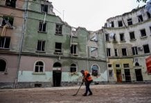 «Двухъярусные кровати и обстановка казармы». Как «Вести недели» пытались оправдать ракетный удар по Львову