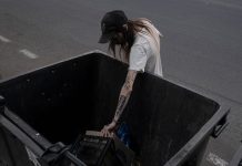 Фейк «Вестей»: покинувшие Россию противники войны вынуждены добывать пропитание на помойке