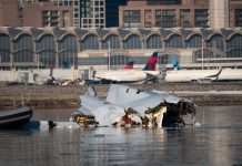 Фейк кремлівських ЗМІ: пілотом військового гелікоптера, який зіткнувся з літаком у Вашингтоні, була трансгендерна жінка
