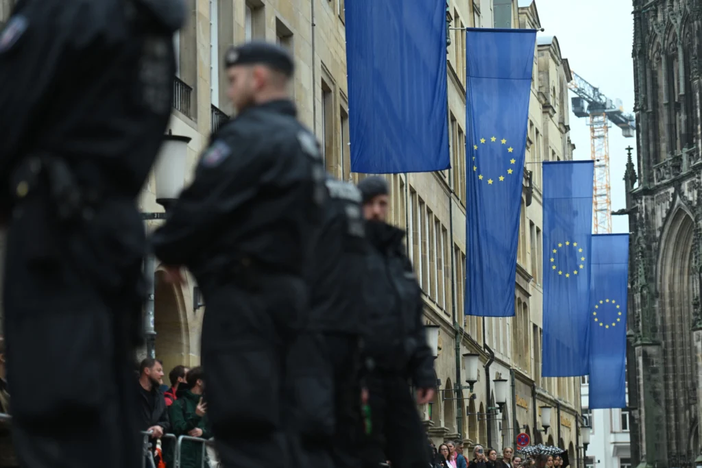2026-10-01T163607Z_1790872566_DPAAPIS261001X99X826657_RTRFIPP_4_PEOPLE-POLITICS-EU-INTERNATIONAL-AWARDS-NATO-DEMONSTRATIONS-FLAG-1024x683.jpg